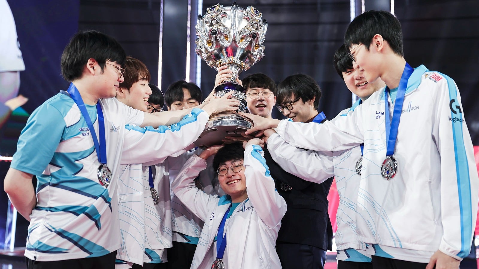 DWG lifts the trophy at Worlds 2020