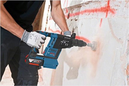 The Bosch Professional 18V cordless hammer drill is now almost 200 euros cheaper at Amazon.