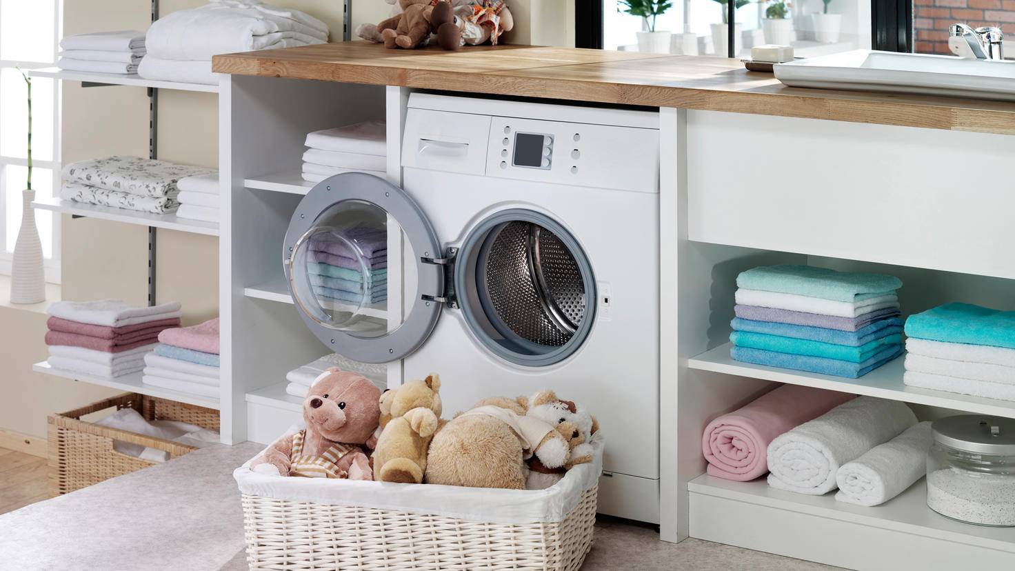 washing machine-door-open-cleaning-gerenme-GettyImages-471727557