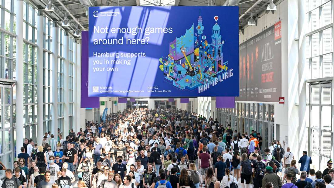 Crowds of visitors at Gamescom 2022 on the Cologne Trade Fair grounds.