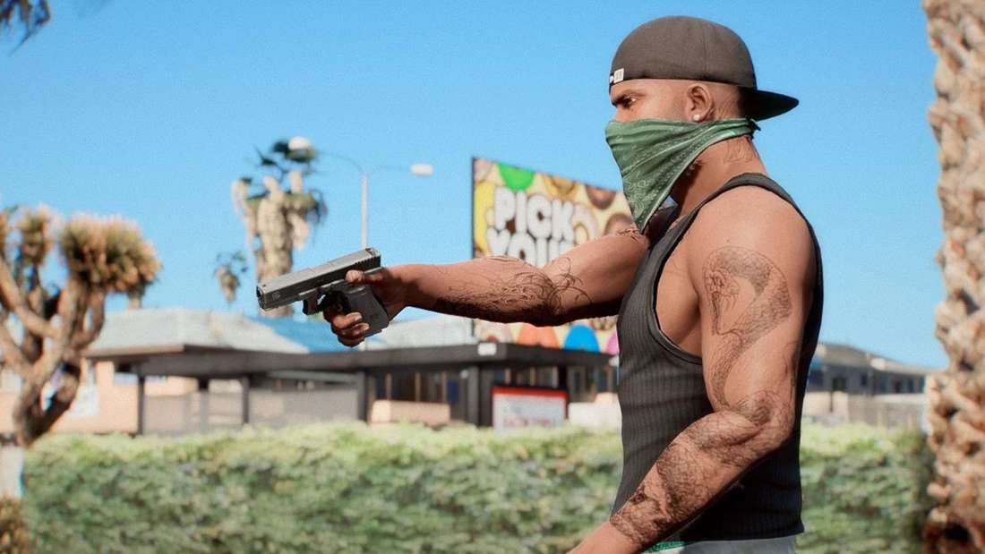 Franklin from GTA 5 wrapped in a cloth, aims a gun.