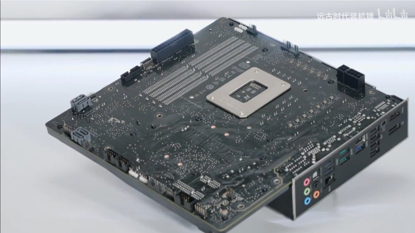Clear view ahead: Asus with mainboards whose connections are on the back