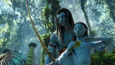 Jake Sully (Sam Worthington) and one of his children in Avatar: The Way of Water.