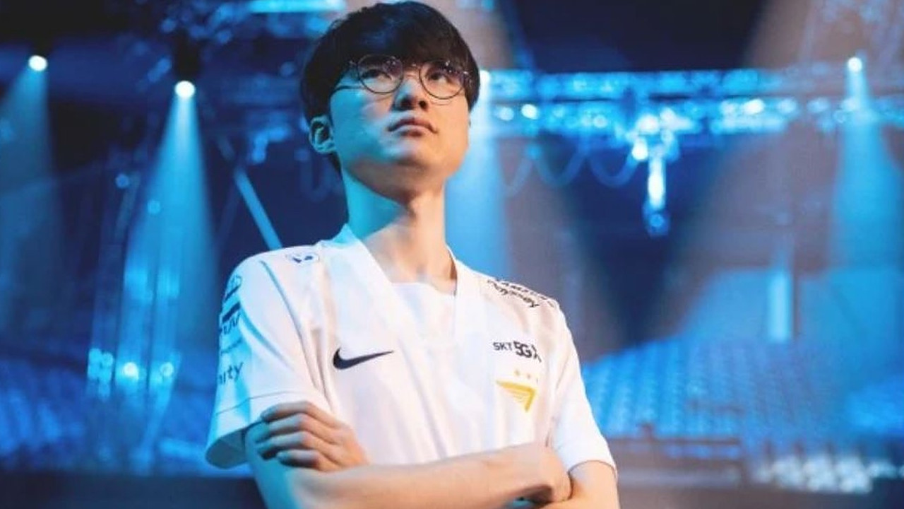 Lol: Normal people see Faker's screen during a World Cup game - Can't figure it out