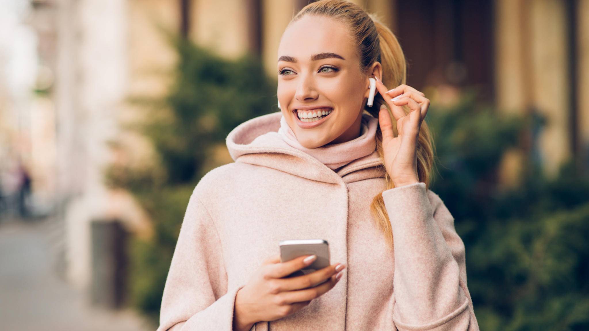 young-woman-smartphone-airpods2