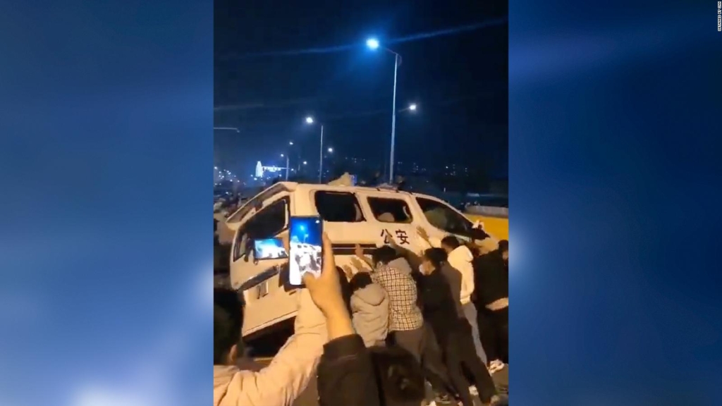 Violent protests break out in the iPhone factory: these are the images