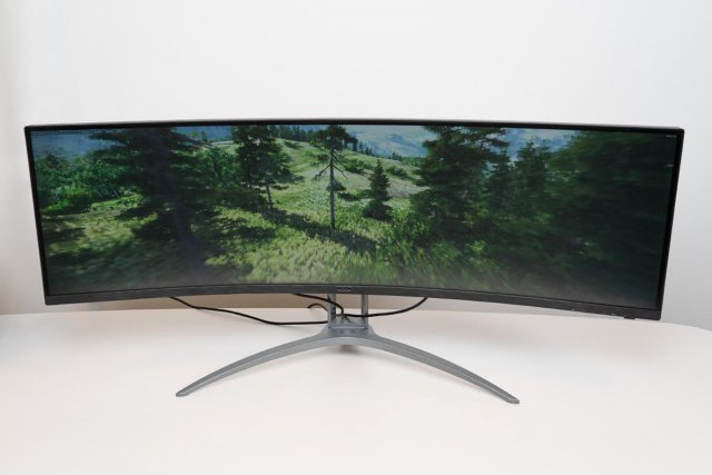 Quite a hum: the AOC AGON AG493UCX fills the whole desk - and offers a large viewing angle.