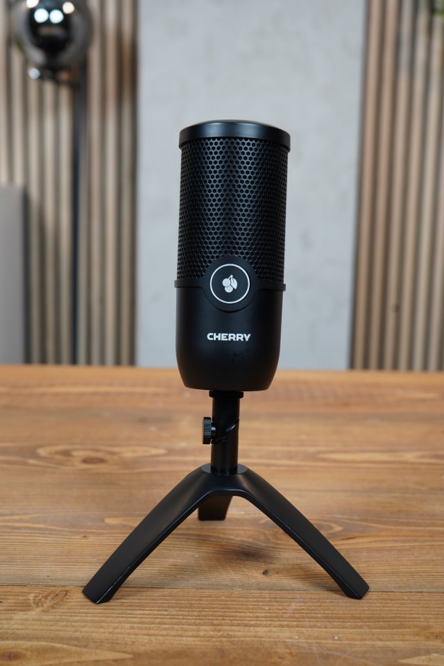 The UM 3.0 is a simple but decent USB microphone.